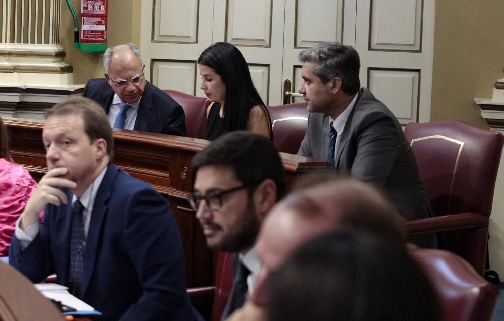 Pleno en el Parlamento de Canarias