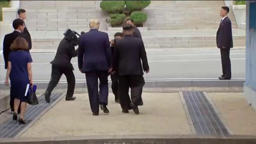 Trump se reúne con Kim Jong Un y pisa territorio norcoreano