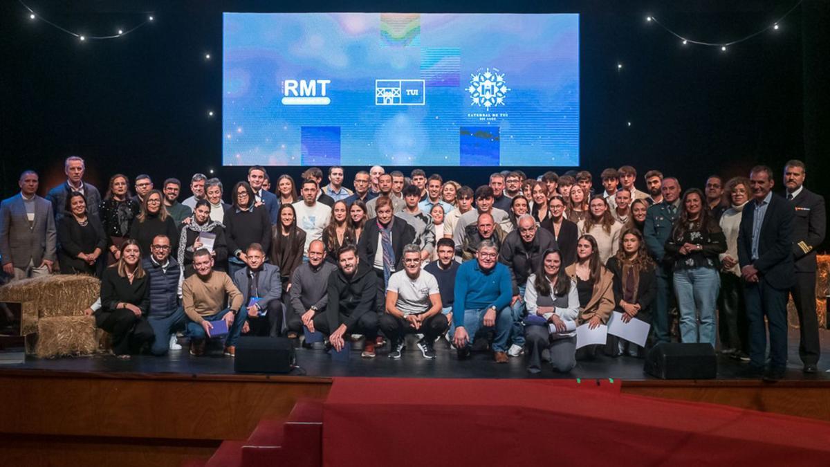 Los deportistas premiados, clubes y representantes municipales, en la Gala do Deporte de Tui.