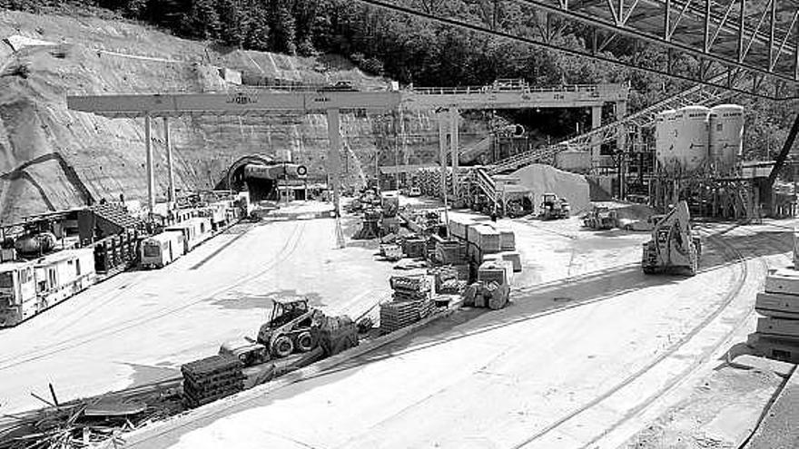 Las obras de construcción del segundo túnel de la variante ferroviaria de Pajares en Los Pontones.