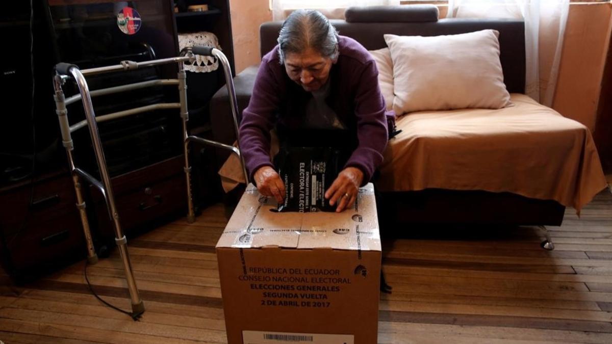 Una ecuatoriana vota en su casa durante un programa para propiciar el voto de discapacitados.