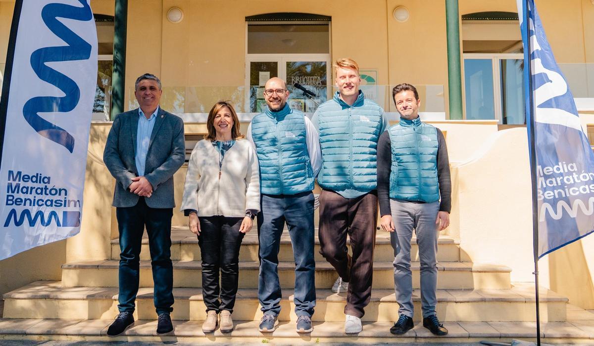 Las autoridades, en la presentación de la Media Maratón de Benicàssim.