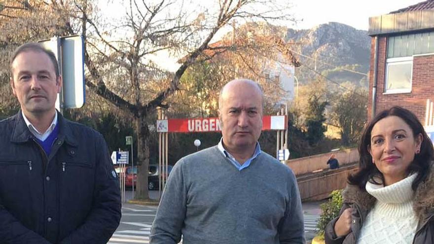 José Ángel García, Luis Venta y Marifé Gómez, en el Hospital de Arriondas, ayer.