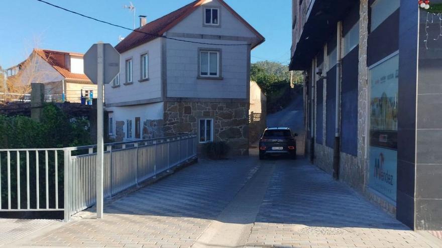 La modernización del vial de O Cacheiro en Dena llega a su fin