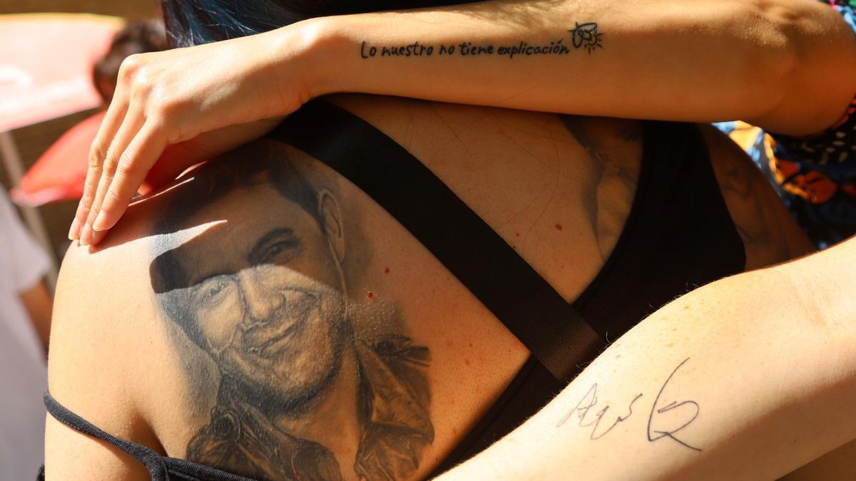 El rostro de Alejandro Sanz tatuado en la espalda de una fan antes del concierto en Córdoba.