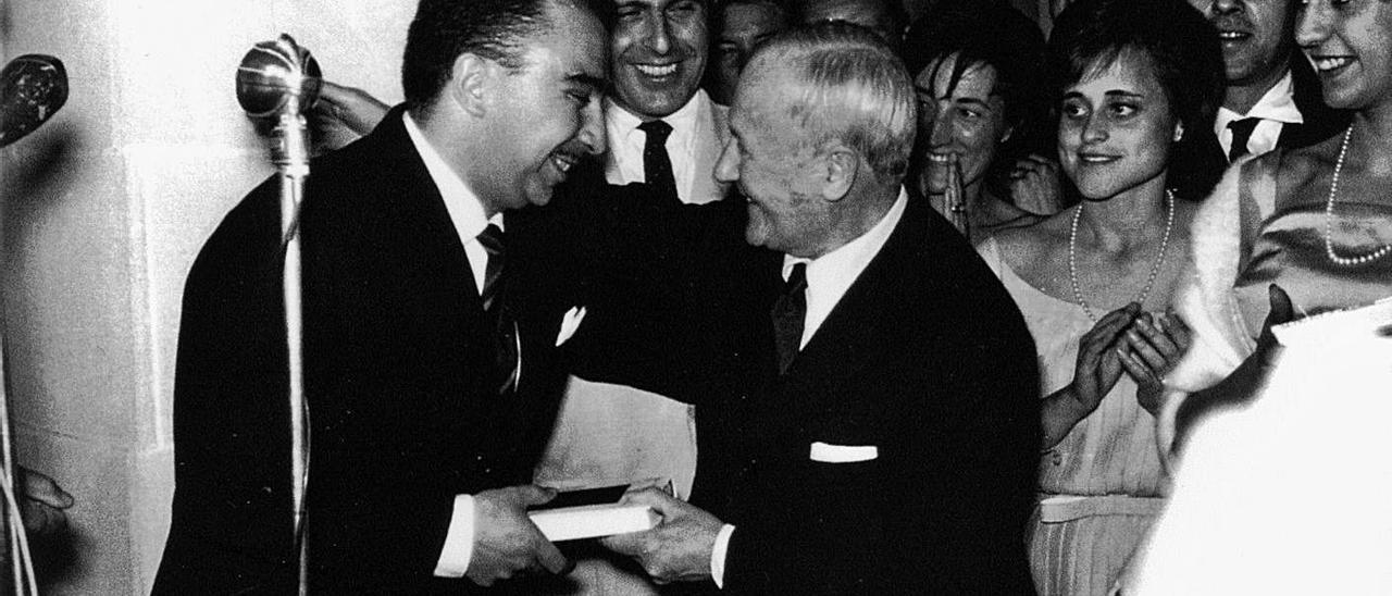 Joan Miró felicita a Juan García Hortelano, ganador del I Premio Formentor.