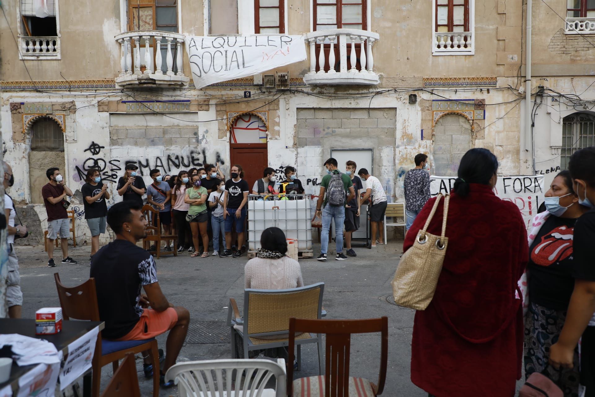 Retrasan 10 días el desahucio de los vecinos de la Creu Coberta