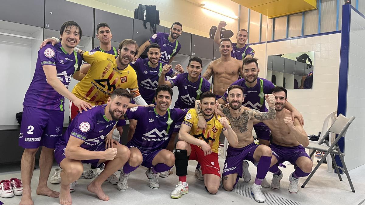 La plantilla del Mallorca Palma Futsal celebra la victoria ante el Real Betis en el vestuario.