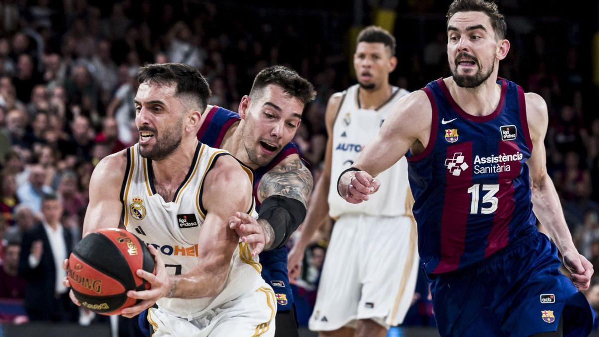 Campazzo, perseguit per Willy Hernángomez i Satoransky, ahir al Palau. | AFP7