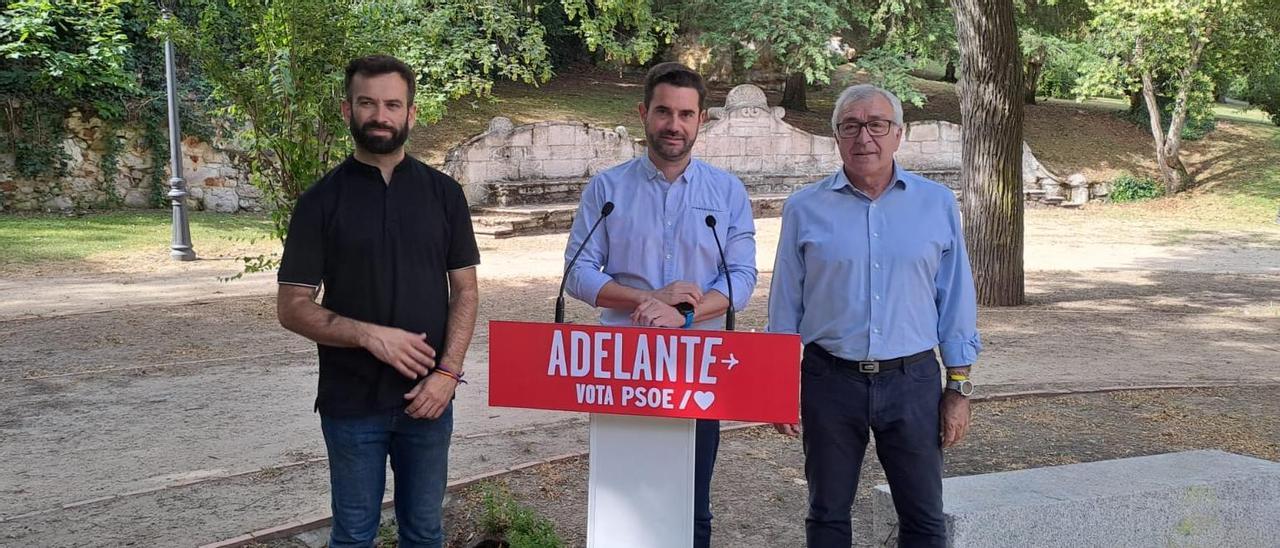 Fernández, a la derecha de la imagen, durante la comparecencia del PSOE