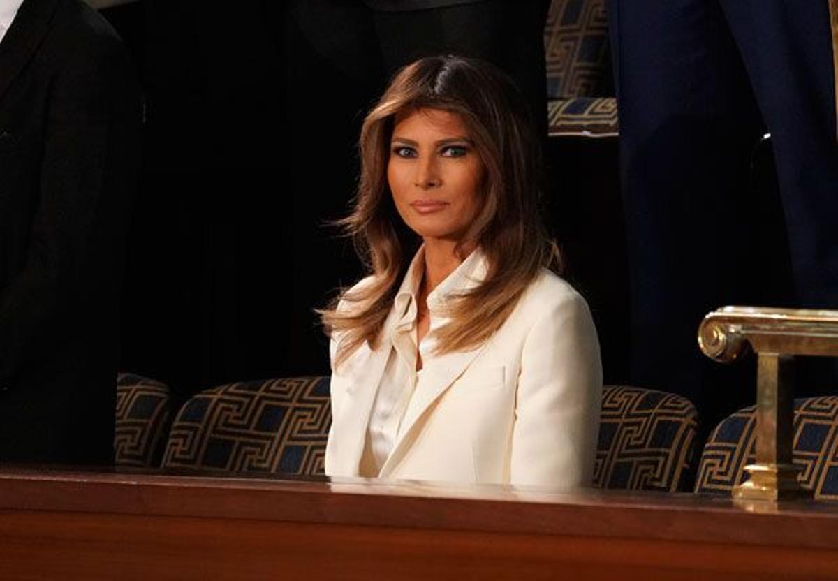 El look de Melania Trump con traje de chaqueta blanco de Dior y camisa de Dolce and Gabbana