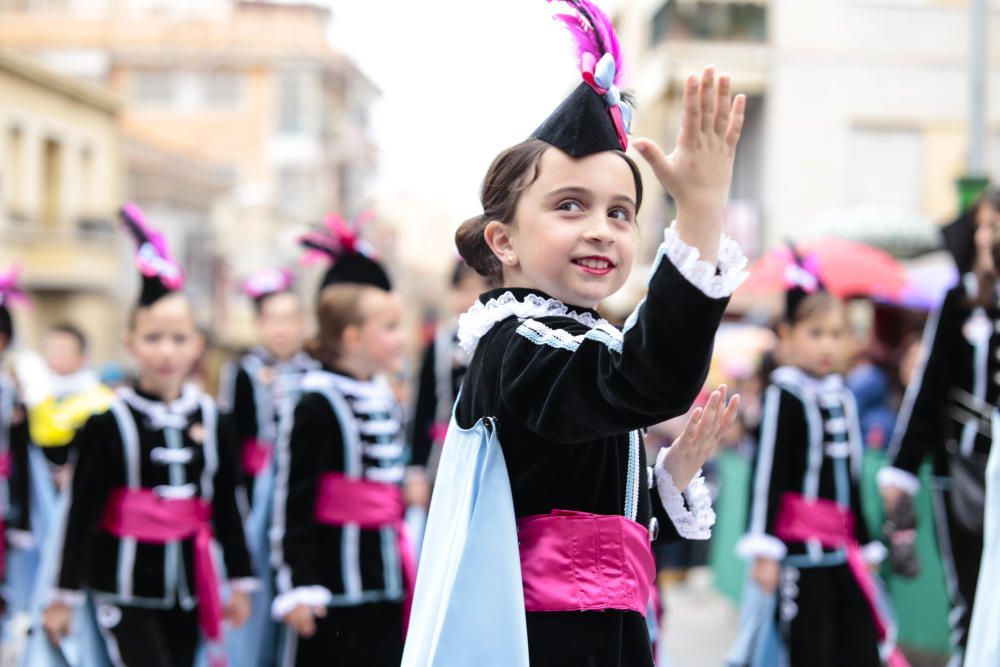 Los niños de todas las comparsas consiguen lucirse durante el Desfile Infantil a pesar del tiempo