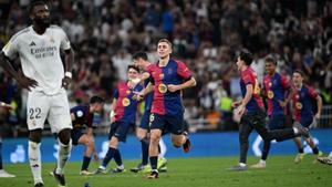 Los jugadores del Barça celebran uno de sus goles en la final de la Supercopa de España 2025 ante la desesperación de Antonio Rüdiger