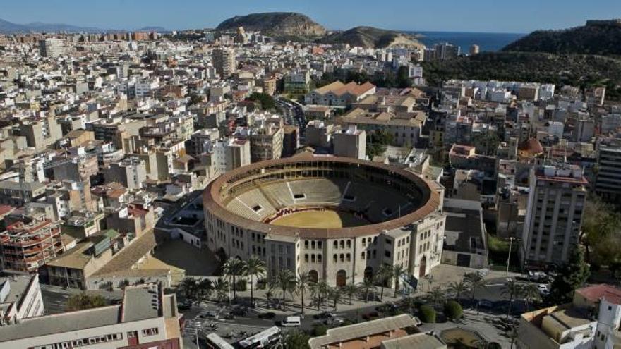 Vista aérea del casco urbano de la ciudad de Alicante, donde la Generalitat tiene previsto ceder un solar para la construcción de viviendas protegidas.