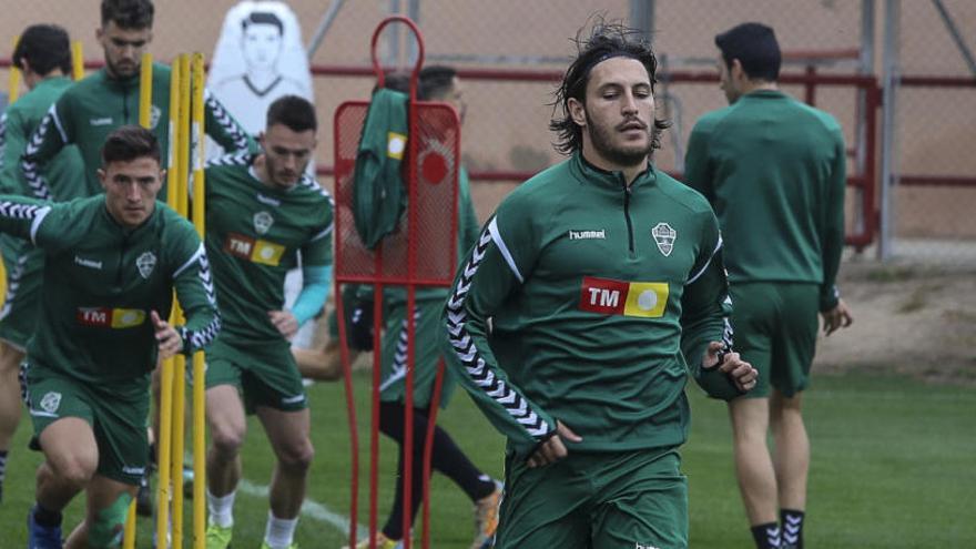 Juan Cruz, entrenando en el polideportivo de Altabix