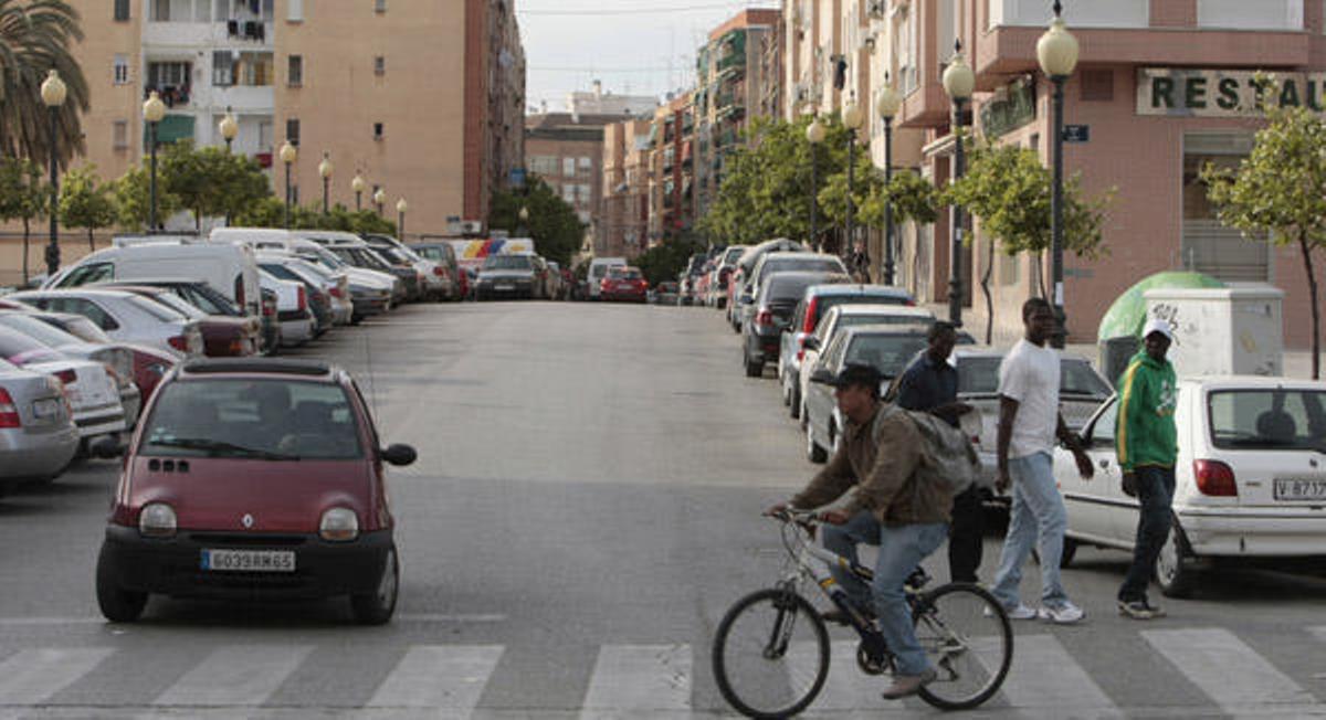 Imagen de archivo de una calle de Orriols, barrio en el que se produjo la agresión con amenazas.