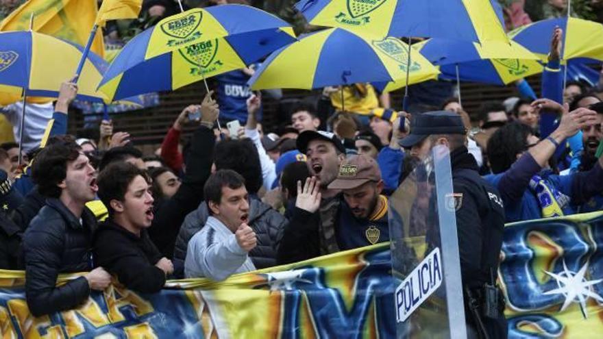 Aficionados de Boca Juniors esperan la llegada de los jugadores a las puertas del hotel donde estaban concentrados.