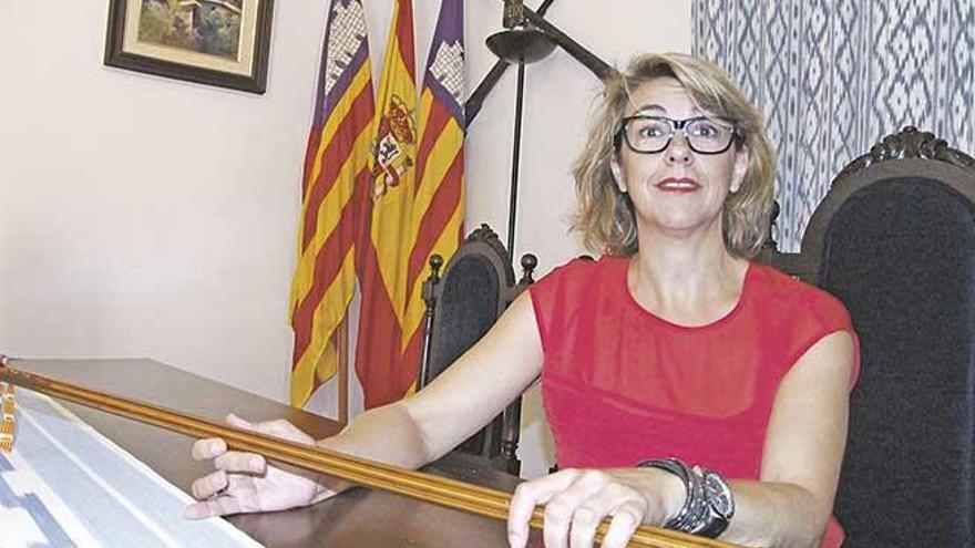 La alcaldesa López remarca que hace &quot;lo que marca la ley&quot;.