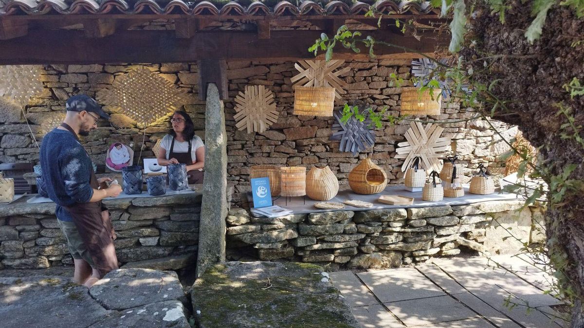 Un puesto en la feria de artesanía de Os Pendellos de Agolada.