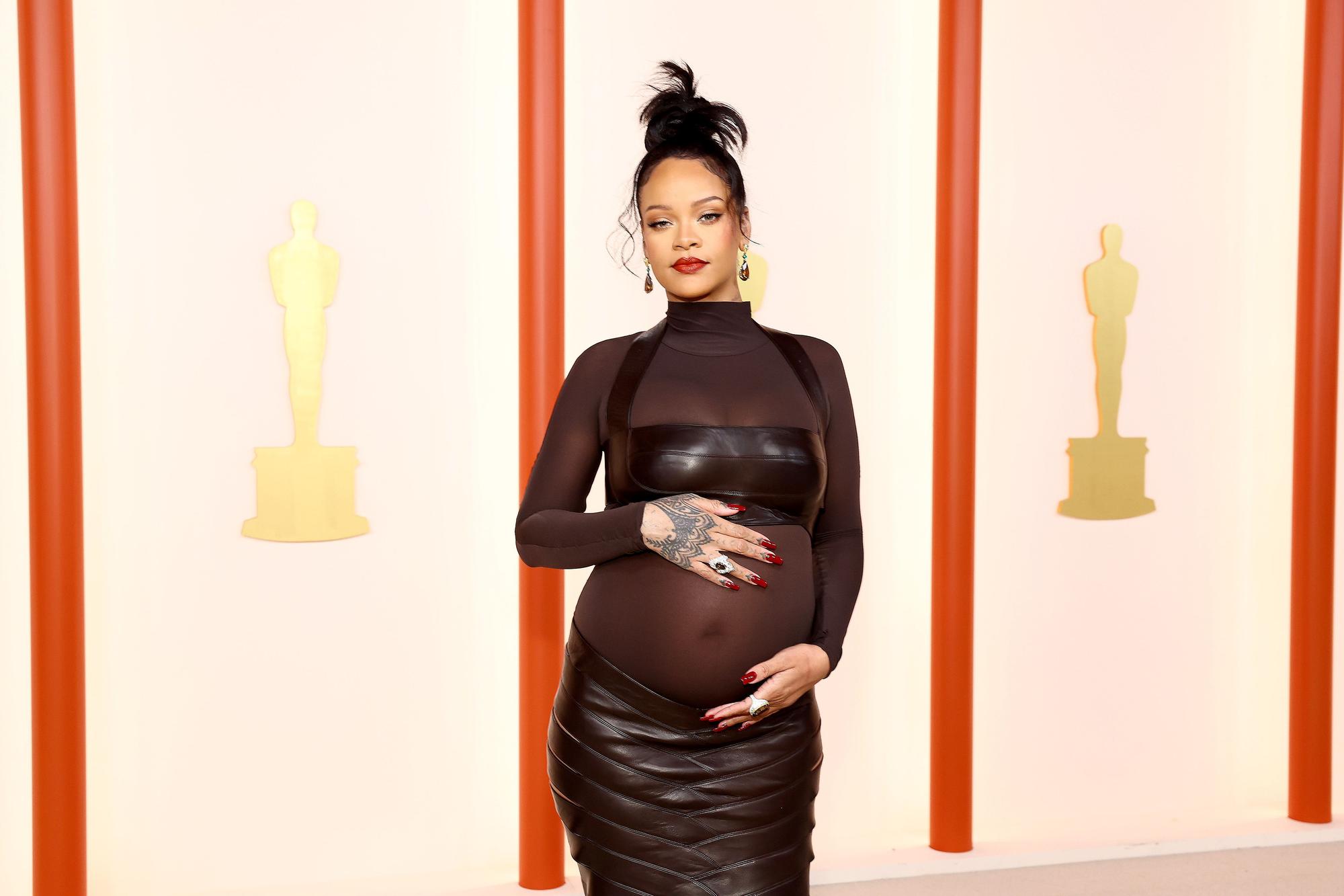 El look premamá de Rihanna, con vestido de transparencias de Alaïa, en los Premios Oscar 2023
