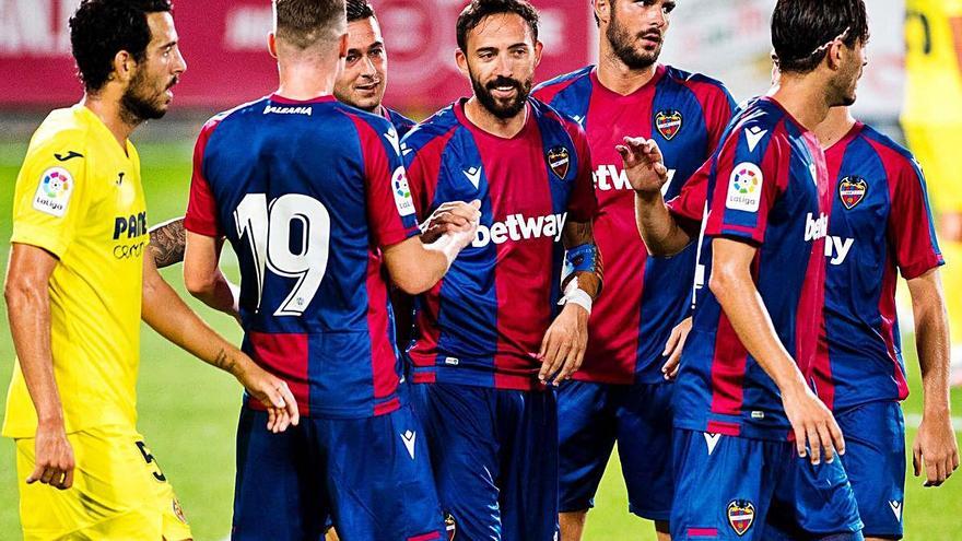 Los jugadores del Levante UD celebran el tanto de Morales ante el Villarreal, ayer.