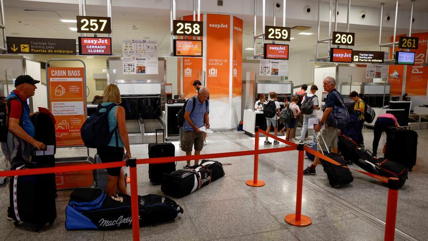 Ocho vuelos cancelados y 46 retrasos en el tercer día de huelga en Easyjet