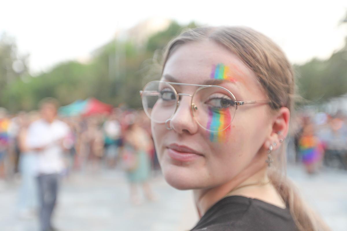 Una joven participante en la Marcha del Orgullo de Orihuela