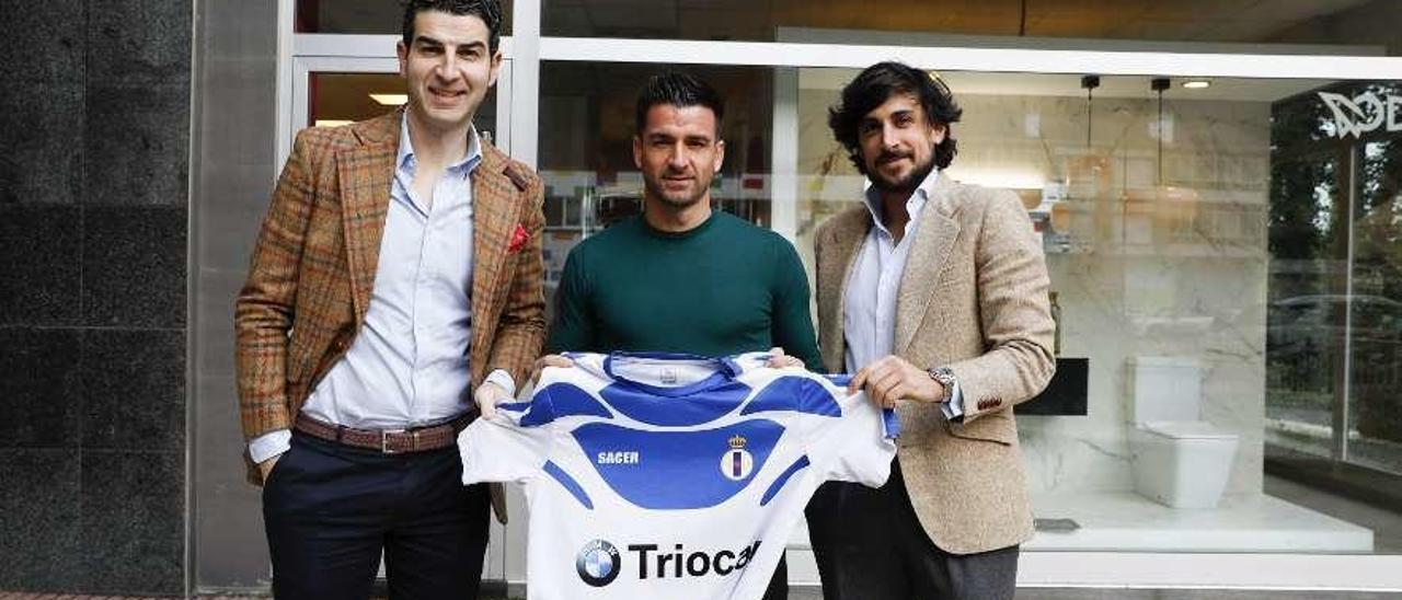 Saúl Rodríguez, gerente de Rocasa, Natalio y Cristian García Pastrana, ayer, durante la presentación matutina del futbolista valenciano en Salinas.