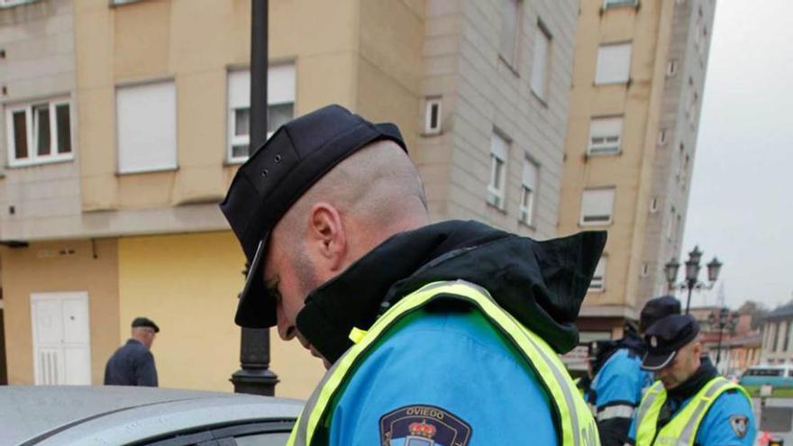 El conductor José Luis Palacios, ayer, en un control de alcoholemia.