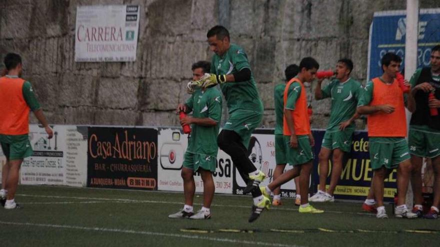 La plantilla del Moaña durante la primera sesión de trabajo, ayer en O Casal. // Santos Álvarez