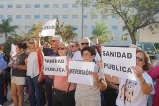 Cadena humana por la reversión de Manises: "La salud no es política"