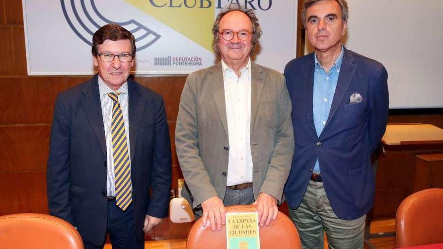 El portavoz del gobierno de Vigo, Carlos López Font, con el economista Martí Font y el editor, Félix Riera.