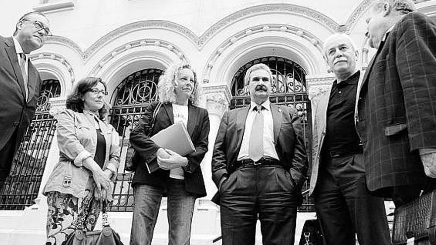 Ignacio Núñez, vicepresidente de FADE; los consejeros del Principado Belén Fernández, Noemí Martín y Graciano Torre; el secretario regional de UGT, Justo Rodríguez Braga, y el presidente de la patronal FADE, Severino García Vigón.