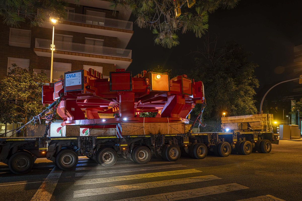 Viaje nocturno del cabezal de la L9: la pieza clave para retomar las obras del metro