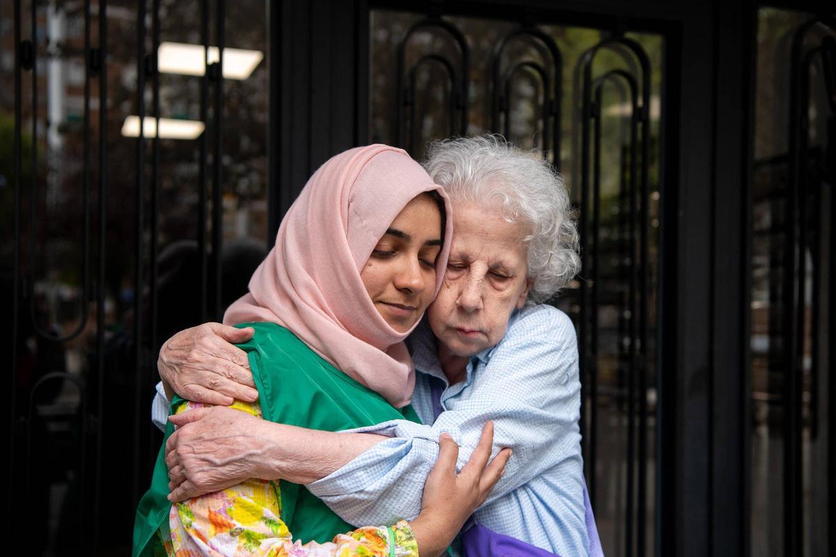 Sehar se abarza con Nora, una vecina del mismo bloque de Sant Ildefons del que iba a ser desahuciada.