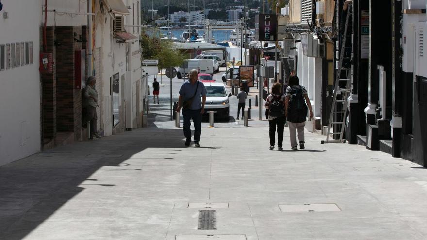 Imagen de una de las calles del West End, en el núcleo urbano de Sant Antoni. | VICENT MARÍ