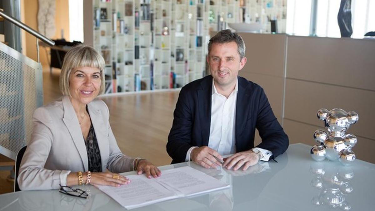 Alba Tous, presidenta de Tous, y Andrew Deakin, director general de Partners Group, durante la firma del acuerdo.