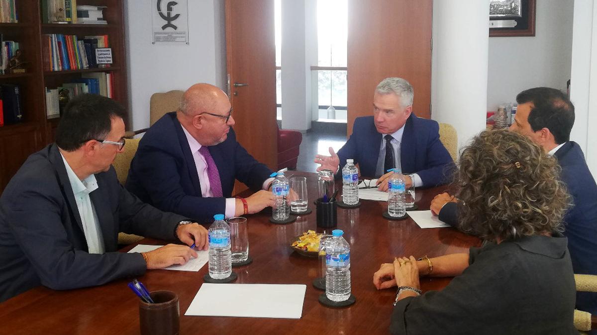 Reunión entre representantes del Colegio de Farmacéuticos de Córdoba y de la Universidad de Córdoba.