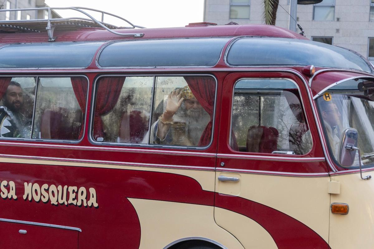 Los Reyes Magos recorren las calles de Santiago