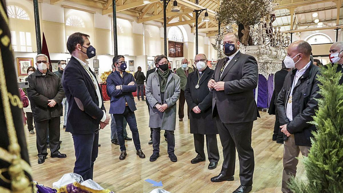 Celestino Rodríguez Argüelles explica detalles de la exposición a Javier Cuesta y otros miembros de la empresa y representantes del clero.  |  Irma Collin