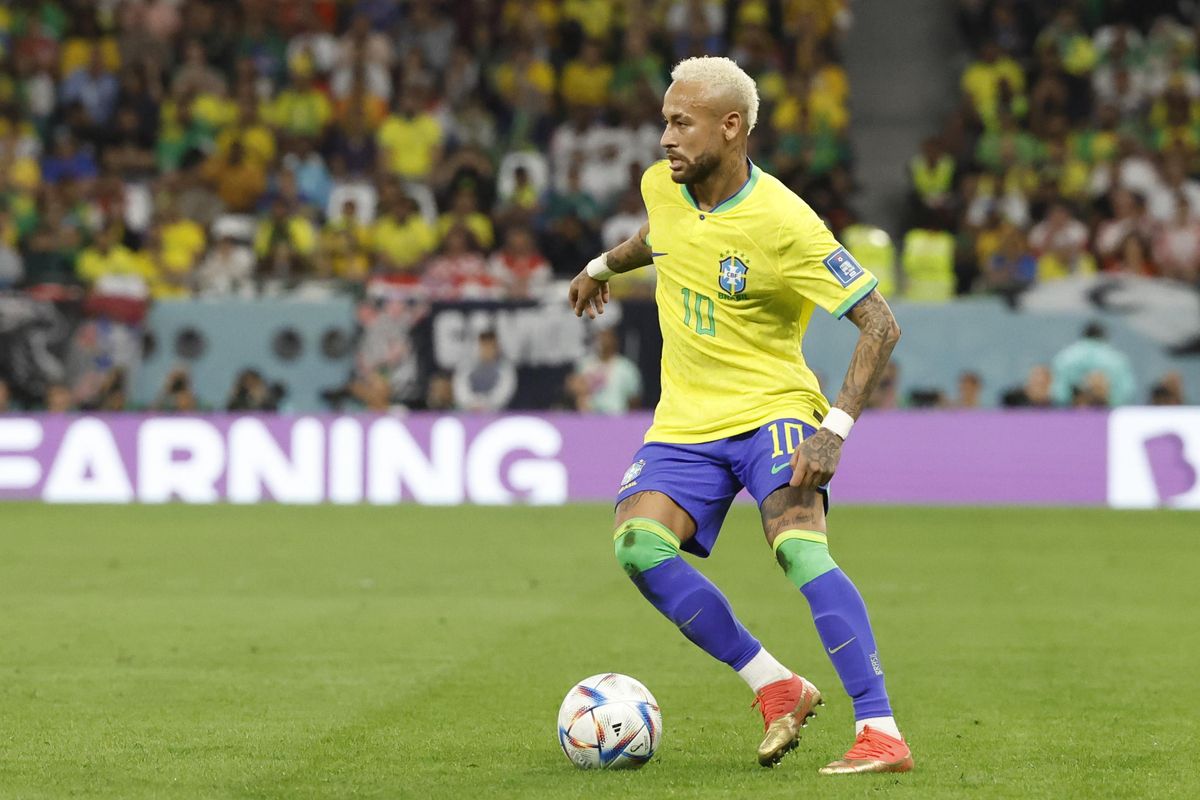 GR5003. RAYÁN (CATAR), 09/12/2022.- Neymar de Brasil controla en balón hoy, en un partido de los cuartos de final del Mundial de Fútbol Qatar 2022 entre Croacia y Brasil en el estadio Ciudad de la Educación en Rayán (Catar) EFE/ Esteban Biba