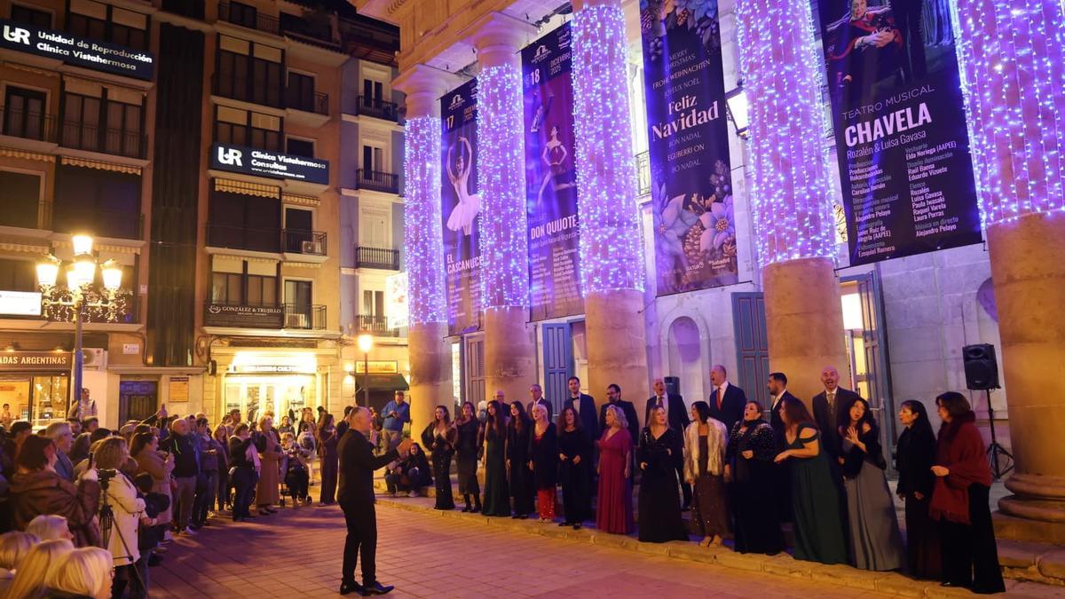 El Coro del Teatro Principal de Alicante da la bienvenida a la Navidad con villancicos