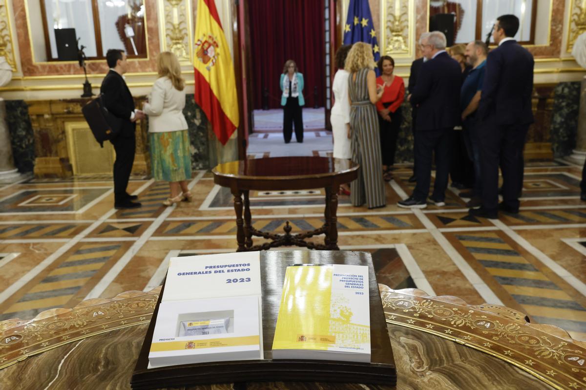 MADRID, 06/10/2022.- Detalle de los tomos que contienen los Presupuestos de 2023 que la ministra de Hacienda, María Jesús Montero, ha entregado este jueves a la presidenta de la Cámara Baja, Meritxell Batet (d). EFE/Chema Moya