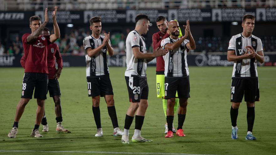 Los jugadores del FC Cartgena agradecen el apoyo a su afición.