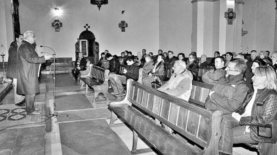 Los asistentes a la presentación del libro sobre el centenario de la iglesia de Infiesto.