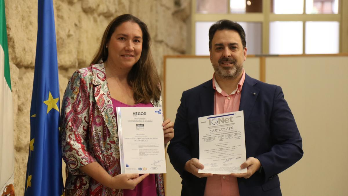 La presidenta y el gerente de Cecosam, María Luisa Gómez Calero y Pedro Ruiz, con el certificado.
