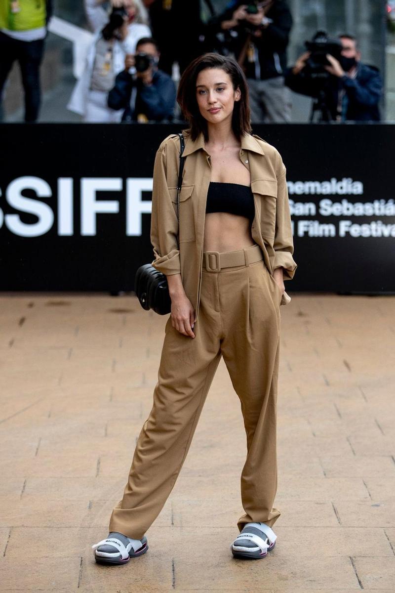 María Pedraza y su look de entretiempo en el Festival de cine de San Sebastián