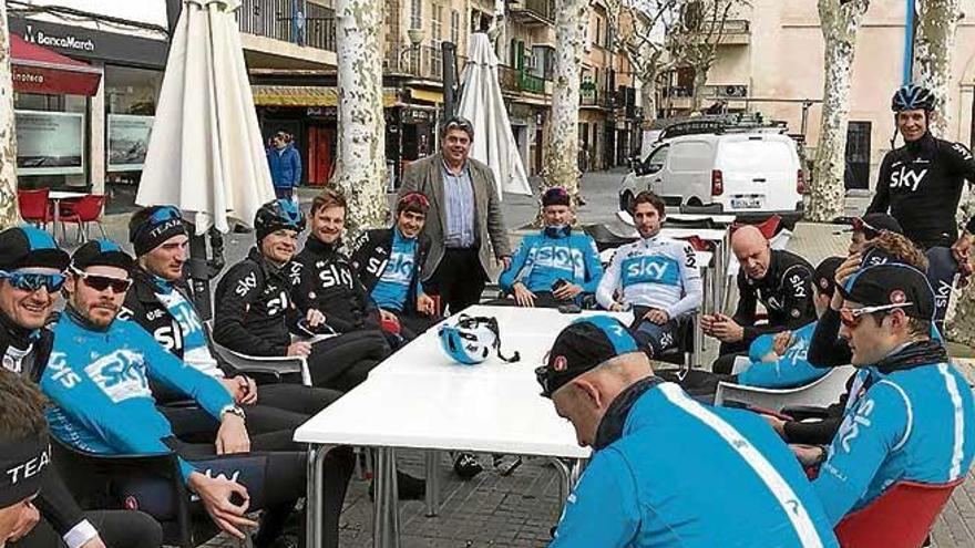 El alcalde de sa Pobla recibe al Team Sky