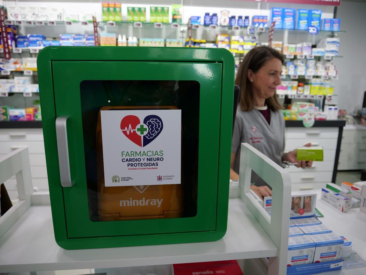 Uno de los desfibriladores en una farmacia de Córdoba.