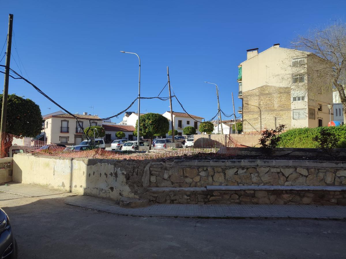 Solar en el que se construirán las viviendas en la calle Reyes Católicos de Baena.
